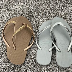 2 pairs of flip flops